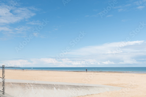 paysage de bord de mer sous le soleil