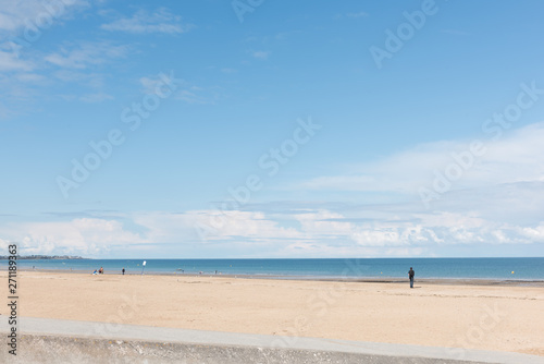 paysage de bord de mer sous le soleil