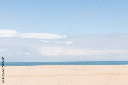 paysage de bord de mer sous le soleil