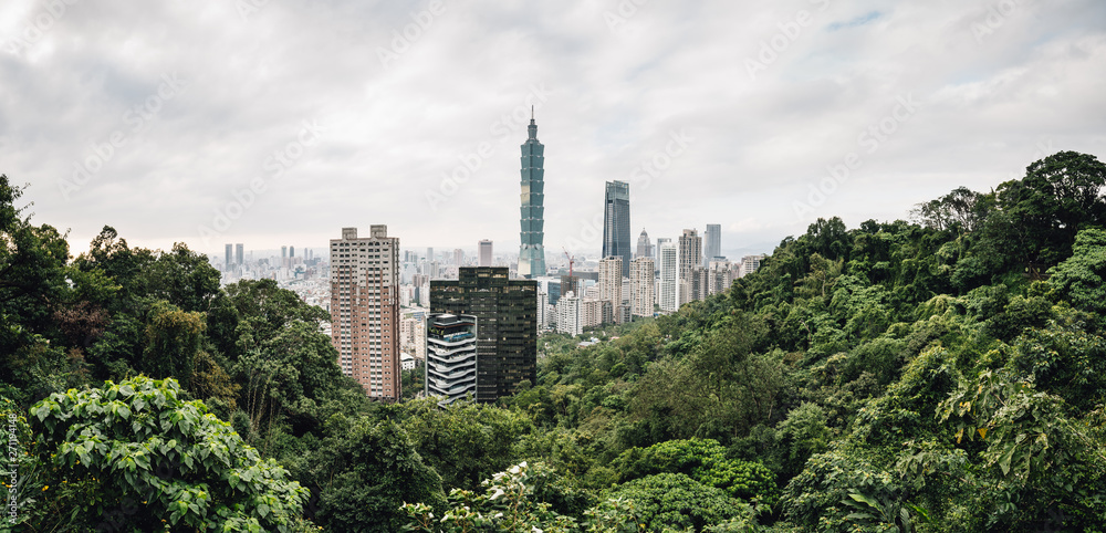 Fototapeta premium Aerial panorama over Downtown Taipei with Taipei 101 Skyscraper in the dusk from Xiangshan Elephant Mountain in the evening.