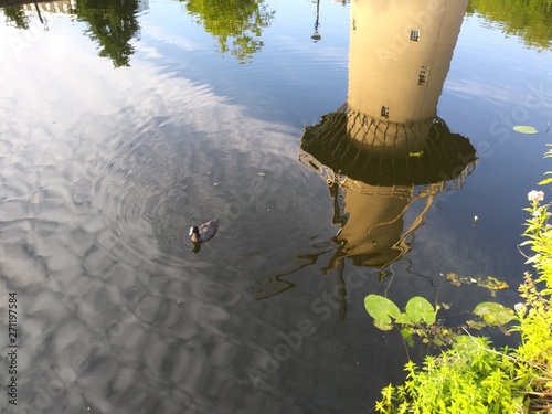 Reflet d'un moulin dans le canal