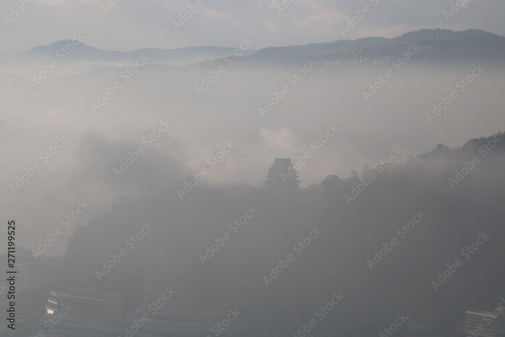 朝霧に包まれる熱海の街のシルエット
