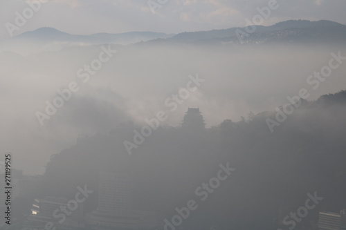 朝霧に包まれる熱海の街のシルエット © nonsan