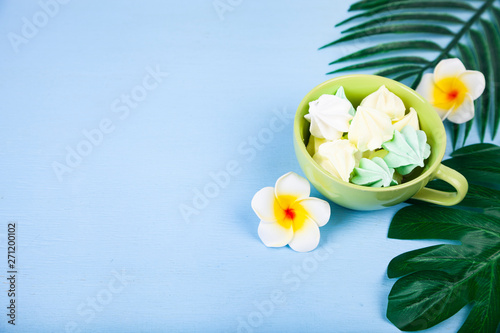 Meringue with tropical leaves and flowers