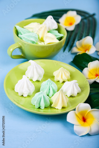 Meringue with tropical leaves and flowers