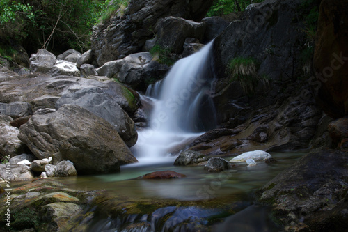 Fototapeta Naklejka Na Ścianę i Meble -  water in the creek 