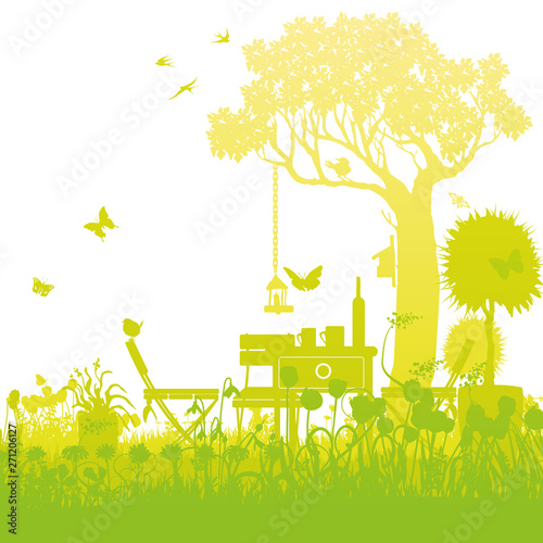 Gartenstühle und Tisch für eine Pause unter dem  Baum im Garten 