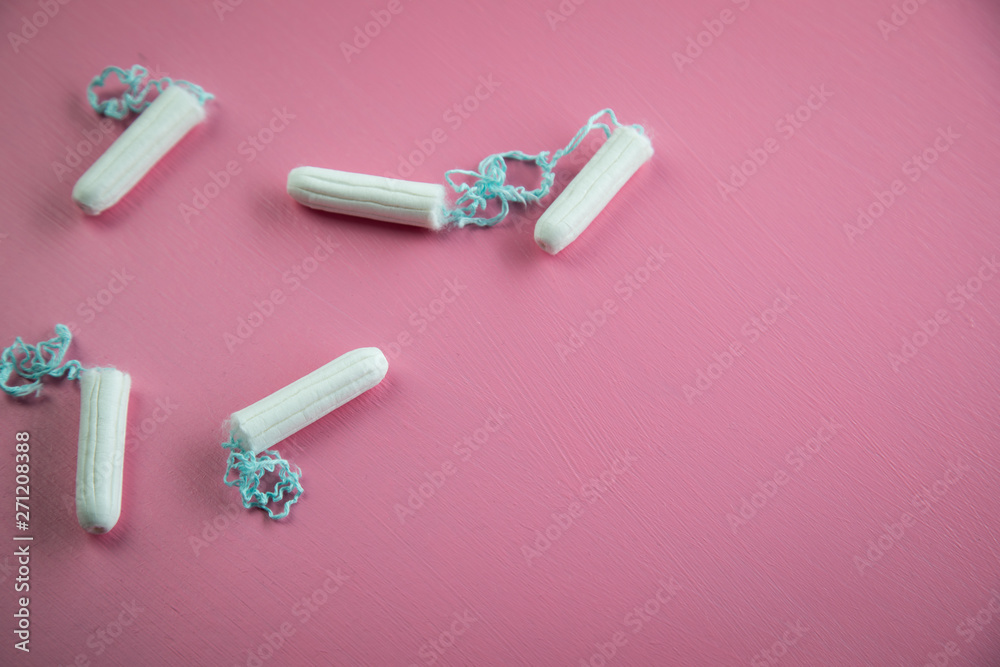Tampons auf Rosa Hintergrund für weibliche Hygiene bei Menstruation Periode Zyklus Tampons auf Rosa Hintergrund für weibliche Hygiene bei Menstruation Periode Zyklus