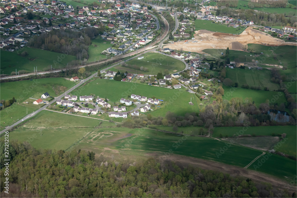 vue aérienne d'une zone d'habitation à Forges-les-eaux en Seine-Maritime en France