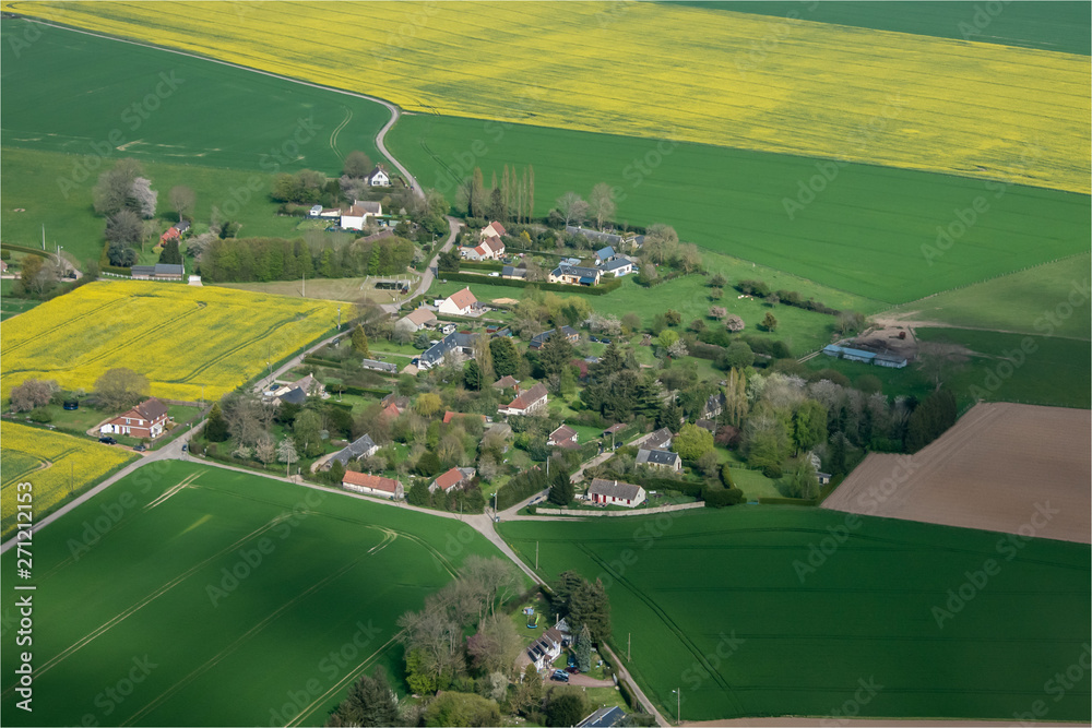 Φωτογραφία vue aérienne d'un village de campagne en Seine-Maritime en France