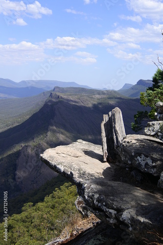 Fels in der Sonne am Boroka Lookout im Grampians-Nationalpark in Australien photo