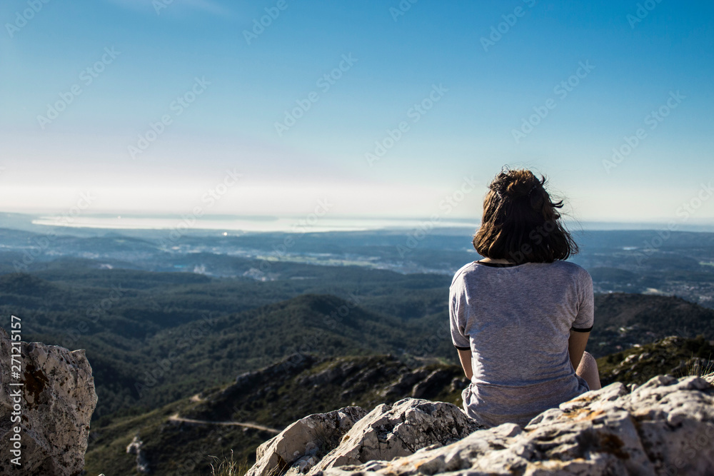 Naklejka premium woman on top of mountain