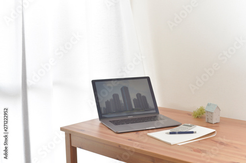 テレワーク・デスクワーク・リモートワーク・オフィスワーク C