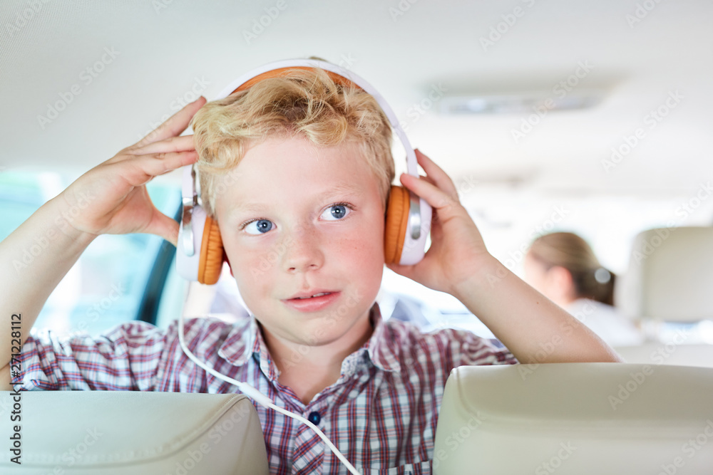 Junge mit Kopfhörern im Auto hört Musik Stock Photo Adobe Stock