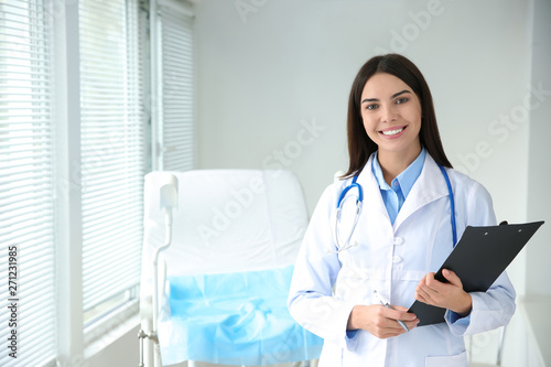 Quadro su tela Beautiful female gynecologist in clinic