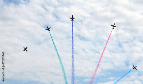 sky, flying, air, plane, blue, airplane, fly, aircraft, flight, formation, birds, jet, cloud, airshow, bird, clouds, show, air show, military, fighter, planes, team, smoke, nature, geese