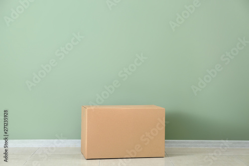 Cardboard box near color wall © Pixel-Shot