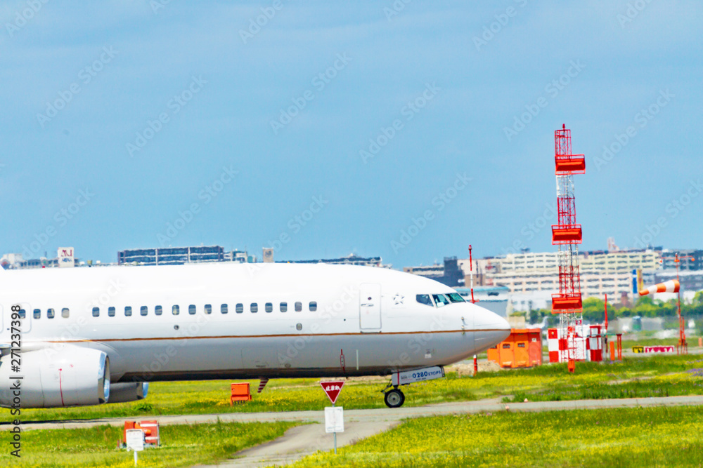 Fototapeta premium 福岡空港の離発着を待つジェット機