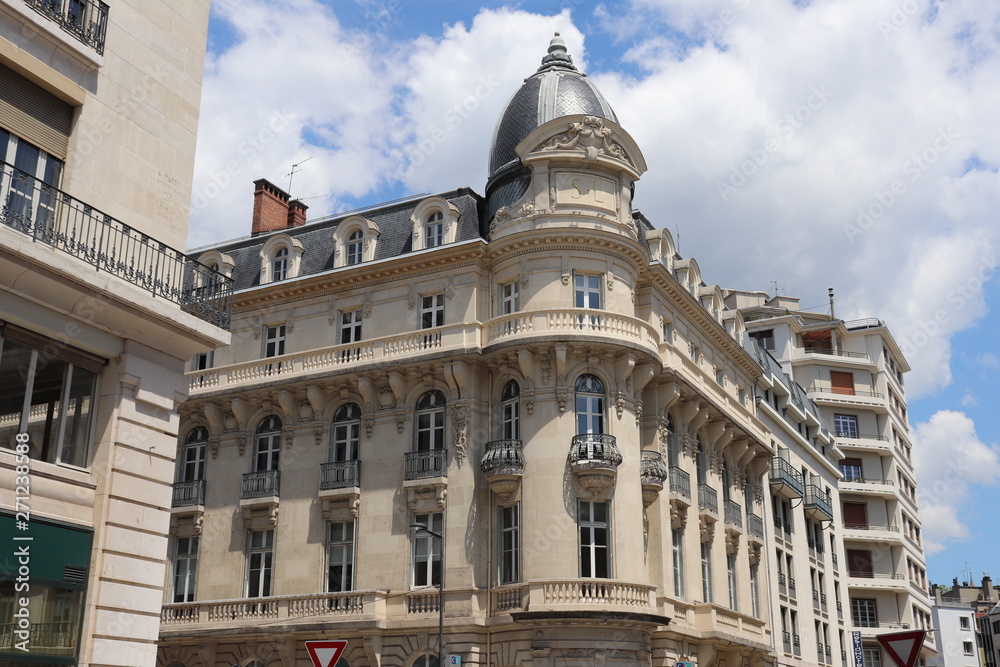 Façade d'immeuble typique d'habitation de la ville de Grenoble, Département de l'Isère, France, Mai 2019