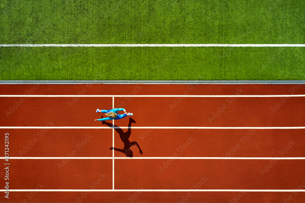 Obraz premium Sportive blonde woman running at open stadium