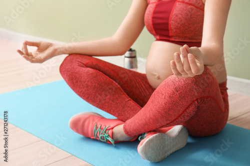 Beautiful pregnant woman pr...