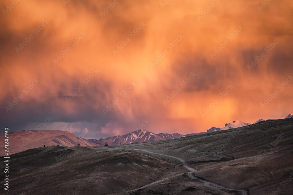 Φωτογραφία Landscape of the Changtang plateau with a sunset storm clouds in Ladakh