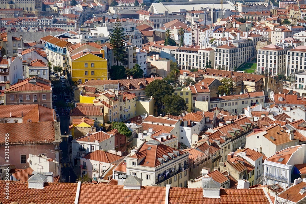 Sonnige Panoramalandschaft von Lissabon