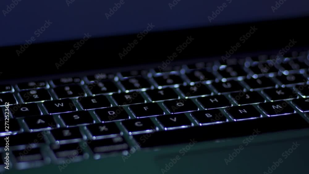 バックライトが点灯するノートPCのキーボード 低速パーン バックライトが点灯するノートPCのキーボード 低速パーン