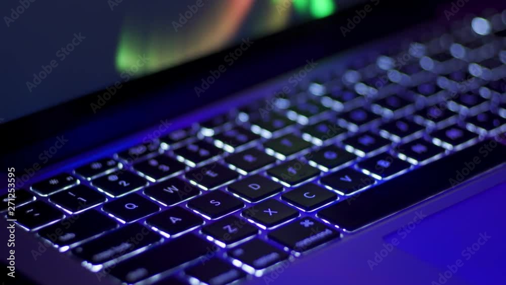 バックライトが点灯するノートPCのキーボード ティルトダウン
