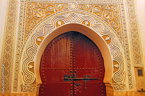 Tipico portale in stile arabo,  vecchia città di Marrakech, Marocco.. Dettaglio architettonico. photo