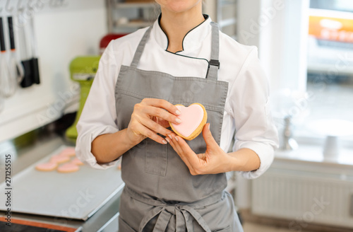 Frau beim Konditor sucht Süßigkeiten aus photo