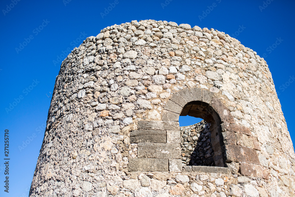 Detalle de torre de piedra antigua