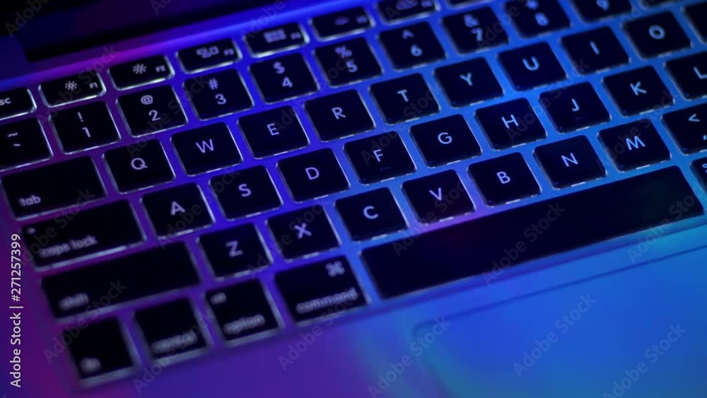 バックライトが点灯するノートPCのキーボード 低速パーン バックライトが点灯するノートPCのキーボード 低速パーン