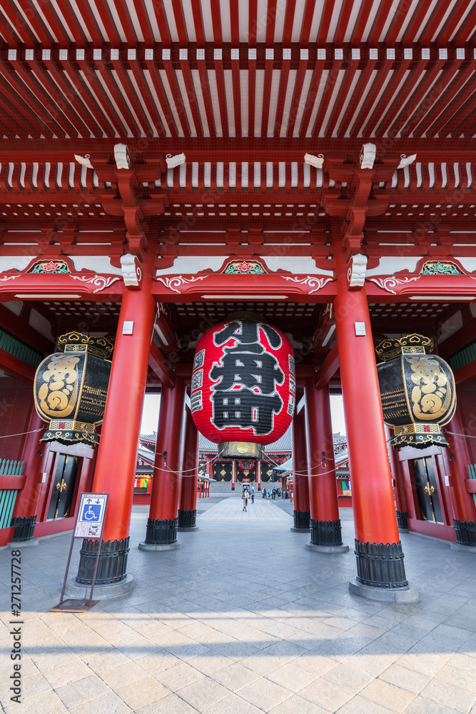 hozomon entrance gate to sensoji temple at Tokyo, Japan hozomon entrance gate to sensoji temple at Tokyo, Japan