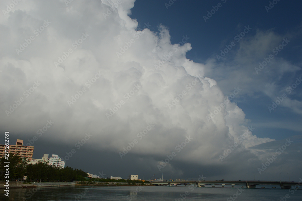 沖縄の都市に発生した積乱雲