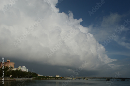 沖縄の都市に発生した積乱雲 © Ta-c