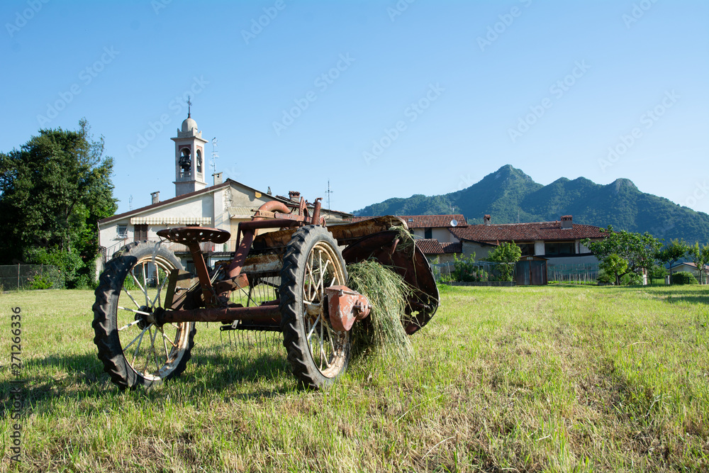 Fototapeta premium carro e chiesa