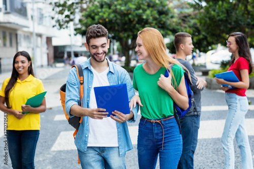 Junges Studenten Paar in der Stadt photo