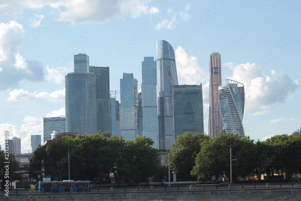 Obraz premium Stunning view from the bridge to Moscow City