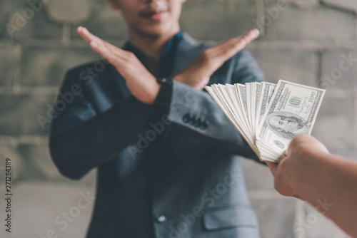 Foto Hand deliver the bribe money to others in cheating businessmen corruption on damage to exploit