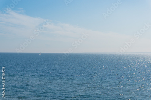 einsames Segelboot auf der Ostsee