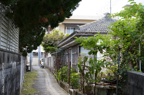 沖縄の古民家が見える路地裏