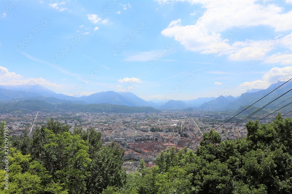 Fototapeta premium La ville de Grenoble, vue de haut depuis le fort de la Bastille, vue des toîts, Département de l'Isère, France