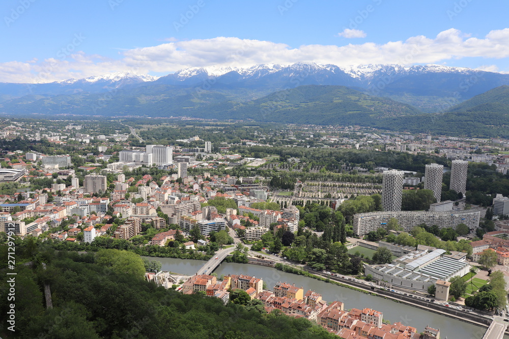 Fototapeta premium La ville de Grenoble, vue de haut depuis le fort de la Bastille, vue des toîts, Département de l'Isère, France