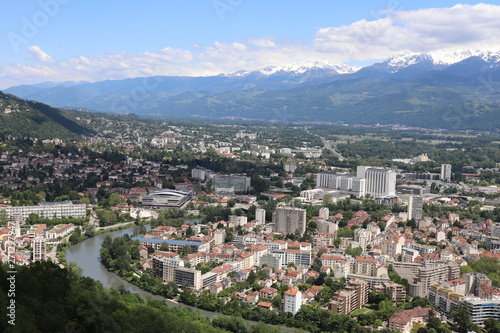 La ville de Grenoble, vue de haut depuis le fort de la Bastille, vue des toîts, Département de l'Isère, France © ERIC