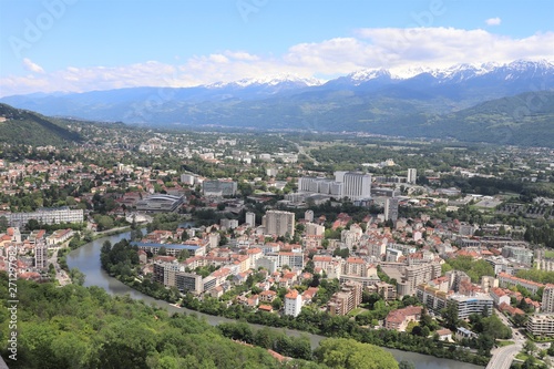 La ville de Grenoble, vue de haut depuis le fort de la Bastille, vue des toîts, Département de l'Isère, France © ERIC