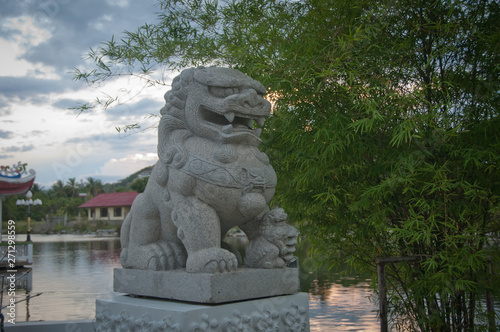 statue stone lion