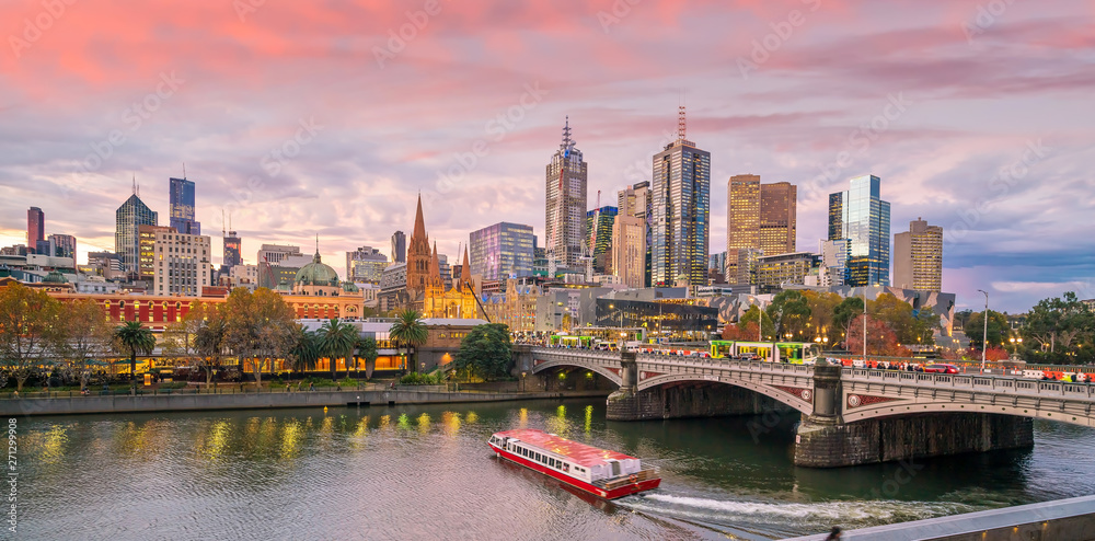 Naklejka premium Panoramę miasta Melbourne o zmierzchu w Australii