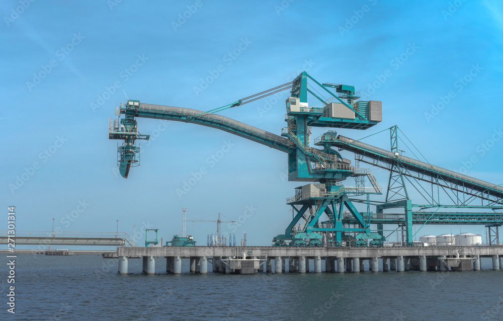 Fototapeta premium Crane in the industry port