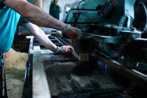 Process of machining logs in sawmill machine